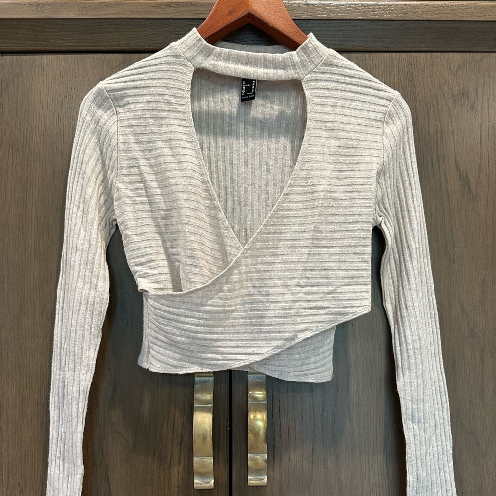 🌈 Forever 21 womens beige  long sleeve crossover keyhole shirt size M.🌈